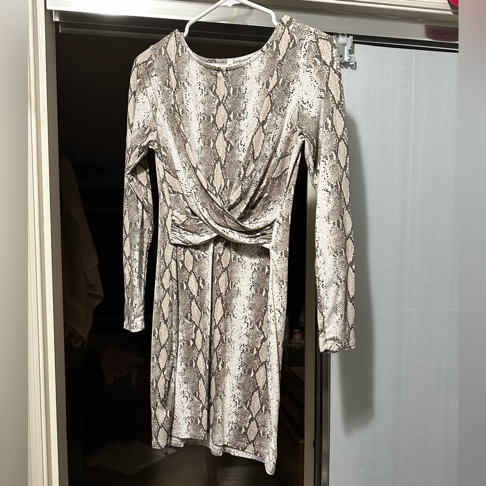 Great going out dress! Never worn